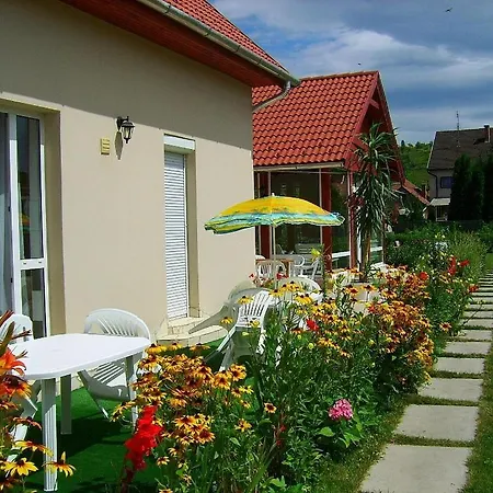Agria Wellness Гостьовий будинок Еґер